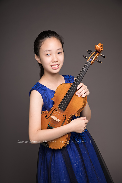 Andrea、Avery、Karen這次是學校弦樂團三人同一組的團體，這天三人一起來拍照！這張是Karen與她的提琴的合照！