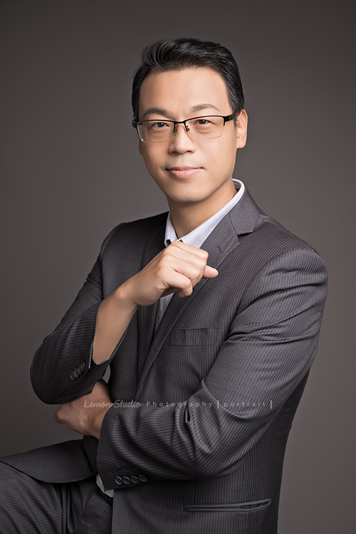 致忠這天來拍形象照，沒有特別為了什麼目的的拍照，但很想為這時的自己拍形象照留念，挑選的這張是我們也一致認為非常具有專業及自信，且帥氣破表的一張形象照！