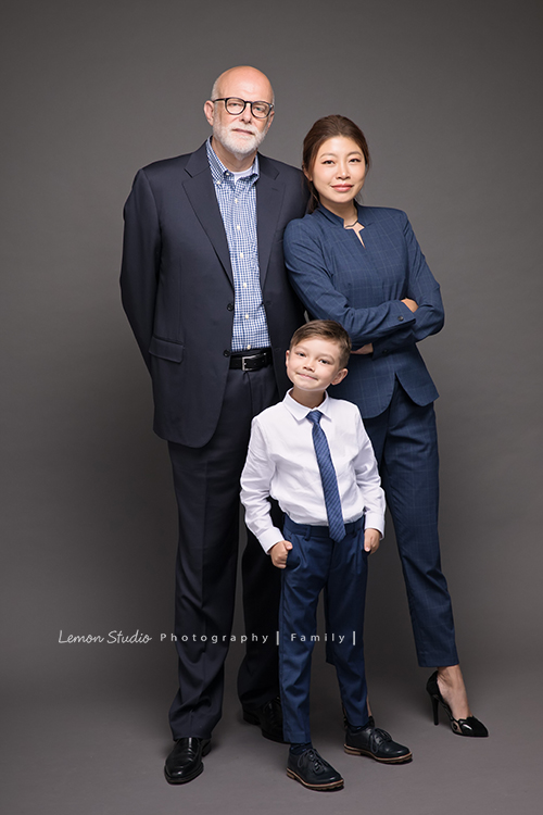 關於家庭攝影的服裝搭配＆元素，這張是詩韻媽麻一家穿正式的服裝拍攝全家福的相片！