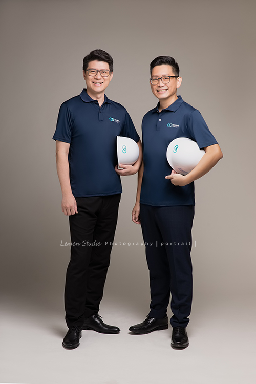 恆水創電共同創辦人執行長飛逯＆總經理弘毅一起來拍形象照，這張是飛逯個人的形象照，這張兩人穿的公司的上衣及手拿公司的安全帽的合照！