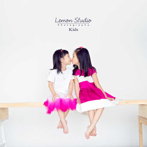 關於家庭攝影的服裝搭配＆元素，這張是兩個小女孩身上衣服都是白色及桃色組成的衣服的參考相片！