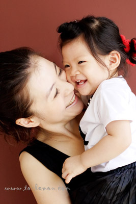 關於家庭攝影的服裝搭配＆元素，這張是一個媽麻穿黑色洋裝、寶寶穿白上衣黑裙子的參考相片！