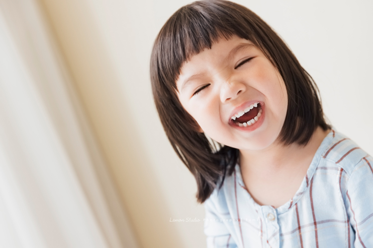 Cheryl媽麻一家回台渡假也安排了來拍家庭寫真，這張的妹妹笑得好燦爛好美的一張相片！