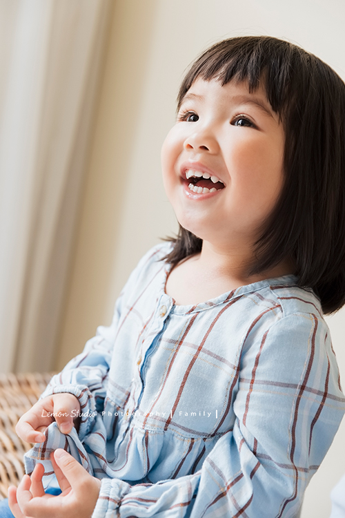 Cheryl媽麻一家回台渡假也安排了來拍家庭寫真，這張是妹妹沒有看鏡頭看著前面很可愛的笑著的模樣！