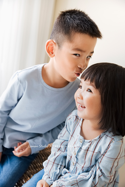 Cheryl媽麻一家回台渡假也安排了來拍家庭寫真，這張是哥哥要親親妹妹的樣子，兩人的表情好有戲好可愛啊！