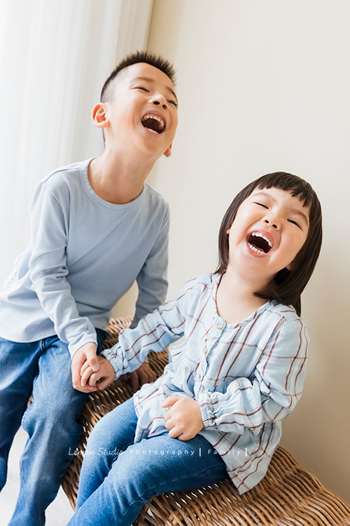 Cheryl媽麻一家回台渡假也安排了來拍家庭寫真，這張是哥哥及妹妹兩人玩得很開心的合照！