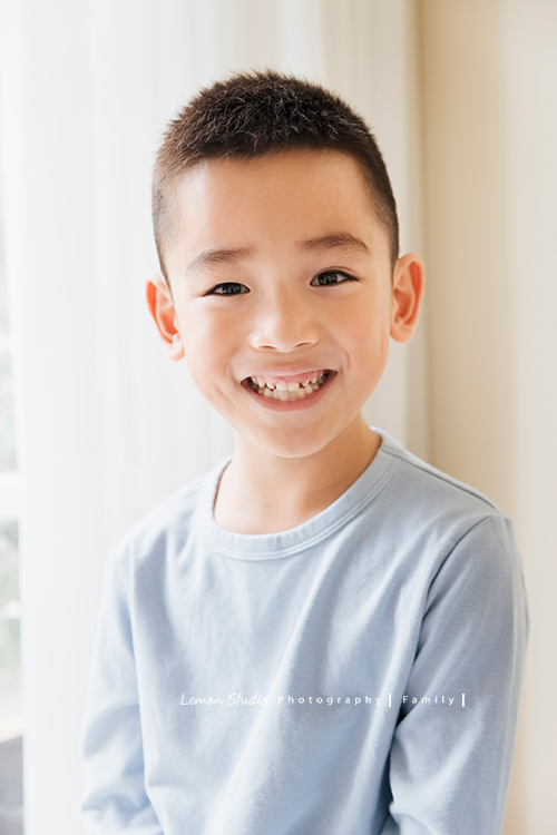 Cheryl媽麻一家回台渡假也安排了來拍家庭寫真，這張是活潑帥氣的哥哥的獨照！