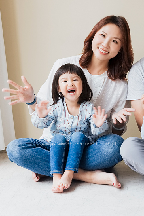 Cheryl媽麻一家回台渡假也安排了來拍家庭寫真，這張是妹妹坐在媽媽身上兩人好開心的合照！