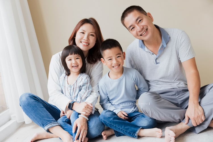Cheryl媽麻一家回台渡假也安排了來拍家庭寫真，這張是一家人穿上淺藍及白色衣服坐著的全家福！