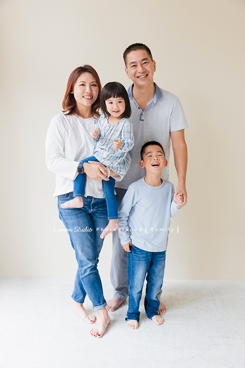 Cheryl媽麻一家回台渡假也安排了來拍家庭寫真，這張是一家人穿上淺藍及白色衣服的全家福！哥哥的表情好可愛啊！這張的氛圍也好美！
