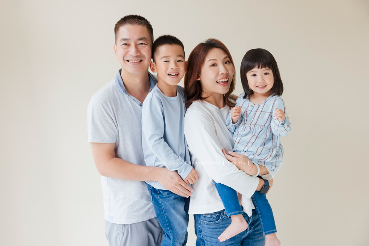 Cheryl媽麻一家回台渡假也安排了來拍家庭寫真，這張是一家人穿上淺藍及白色衣服的全家福！