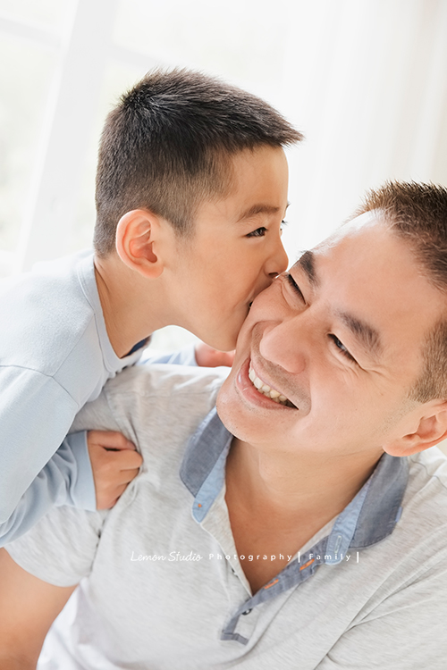 Cheryl媽麻一家回台渡假也安排了來拍家庭寫真，這張是哥哥親爸拔的模樣！