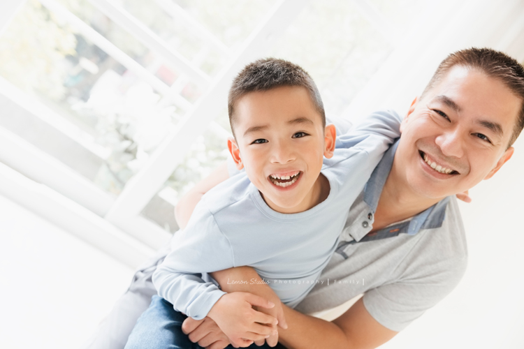 Cheryl媽麻一家回台渡假也安排了來拍家庭寫真，這張是爸拔和哥哥的互動！