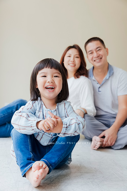 Cheryl媽麻一家回台渡假也安排了來拍家庭寫真，這張妹妹坐在爸拔媽麻前面對著鏡頭笑可愛的模樣！