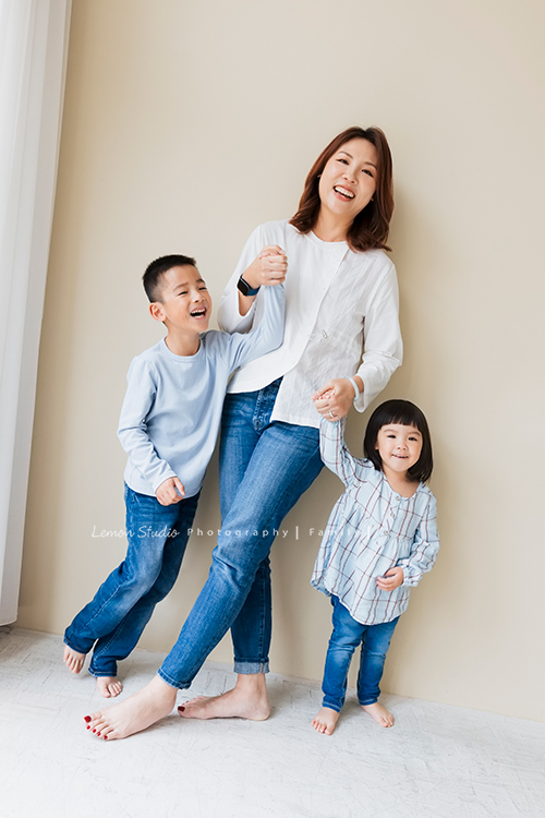 Cheryl媽麻一家回台渡假也安排了來拍家庭寫真，這張是媽麻和哥哥及妹妹可愛的互動！