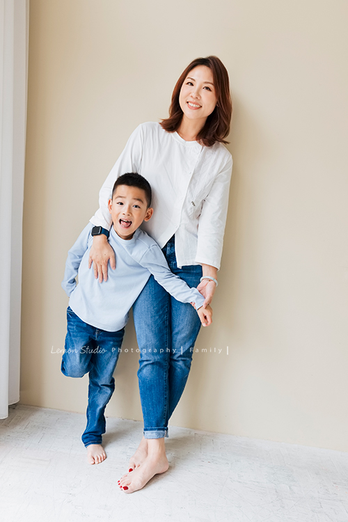 Cheryl媽麻一家回台渡假也安排了來拍家庭寫真，這張是媽麻和活潑的哥哥的合照！