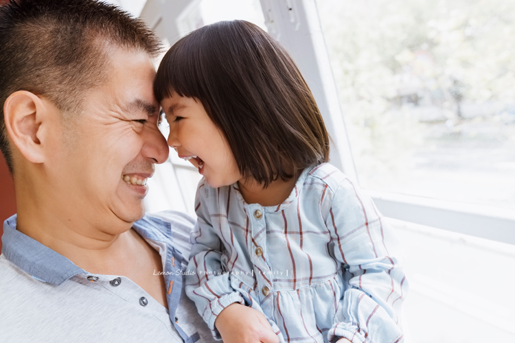 Cheryl媽麻一家回台渡假也安排了來拍家庭寫真，這張是爸拔和兩歲可愛的妹妹兩人正在叩叩頭，兩人笑得好開心啊！
