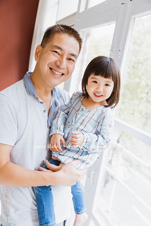 Cheryl媽麻一家回台渡假也安排了來拍家庭寫真，這張是爸拔抱著兩歲可愛的妹妹！兩人好開心的樣子啊！