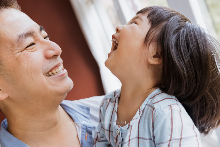 Cheryl媽麻一家回台渡假也安排了來拍家庭寫真，這張是爸拔抱著妹妹兩人好開心的笑著！