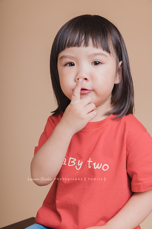 Cheryl媽麻一家回台渡假也安排了來拍家庭寫真，這張是可愛的妹妹摸鼻子的可愛模樣！