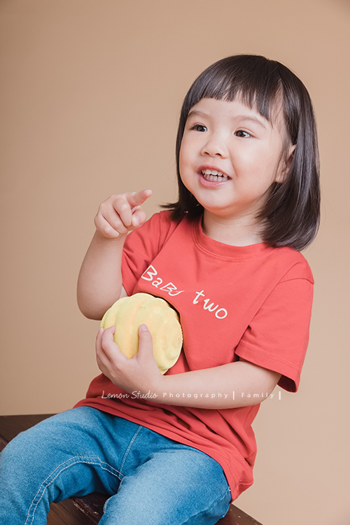 Cheryl媽麻一家回台渡假也安排了來拍家庭寫真，這張是可愛的妹妹在講話！