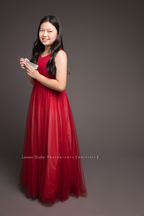 苡晴和爸拔媽麻妹妹們幾乎每年都來拍照，最近還在數他們來拍照幾次，因為和苡晴媽麻算的數字不同，苡晴這次來拍照，哇！是青少女的感覺了，這次拍照也為了苡晴學校的音樂會海報拍照，穿上小禮服的苡晴好美啊！苡晴手拿著口琴拍這張音樂會海報的相片！