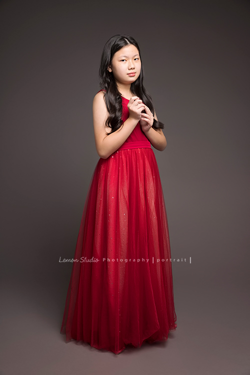 苡晴和爸拔媽麻妹妹們幾乎每年都來拍照，最近還在數他們來拍照幾次，因為和苡晴媽麻算的數字不同，苡晴這次來拍照，哇！是青少女的感覺了，這次拍照也為了苡晴學校的音樂會海報拍照，苡晴特別穿上這套紅色小禮服和口琴拍照，這張穿上小禮服的苡晴好美啊！