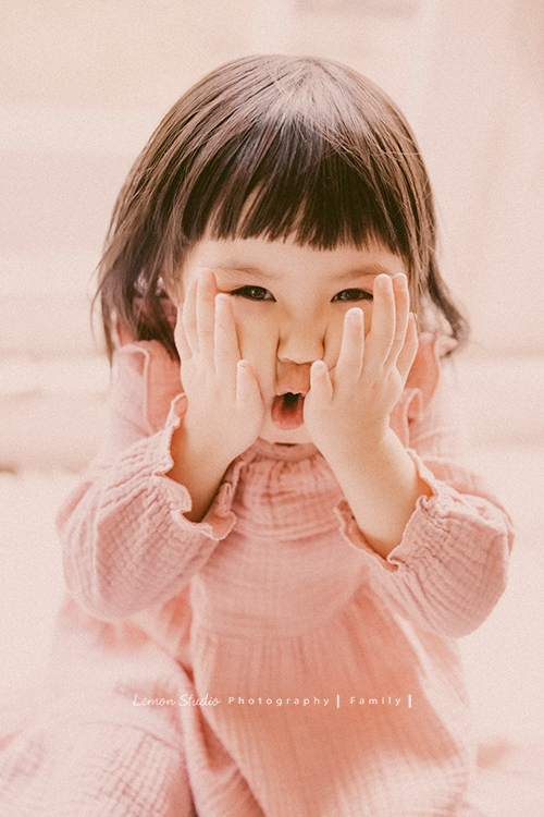 Cheryl媽麻一家回台渡假也安排了來拍家庭寫真，這張是妹妹做鬼臉的可愛模樣！