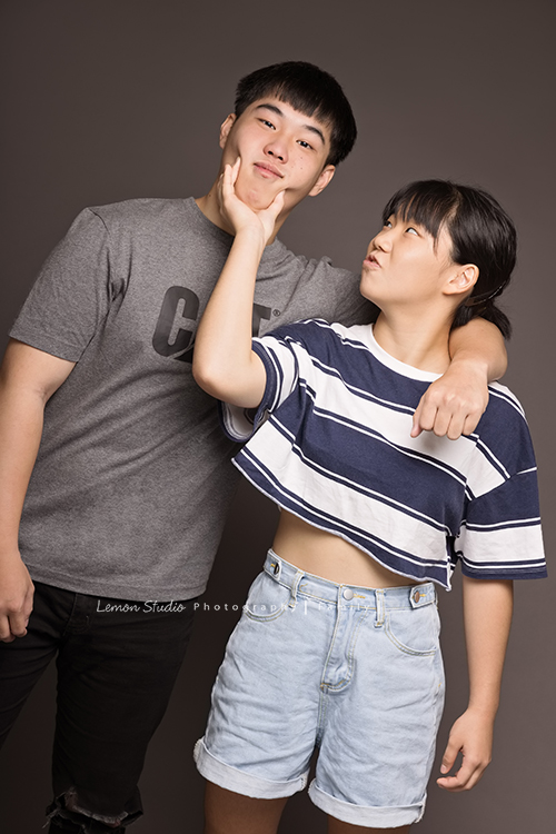 學柔道的筠軒一家來拍家庭攝影,這張是筠軒和哥哥的合照!筠軒和哥哥做鬼臉的可愛互動!