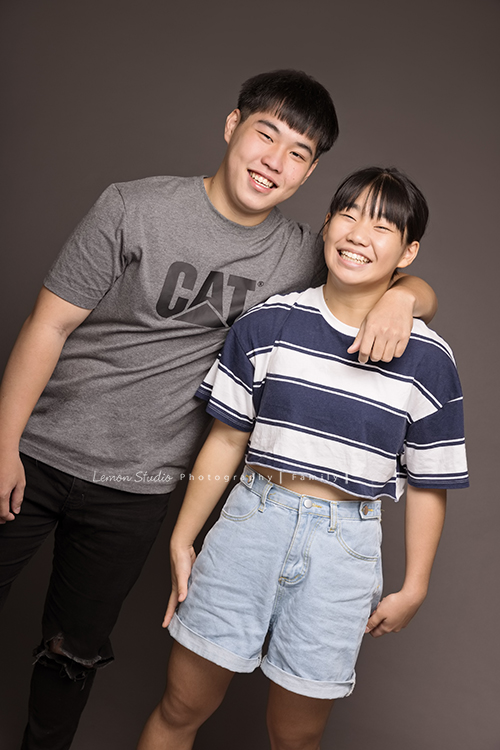 學柔道的筠軒一家來拍家庭攝影,這張是筠軒和哥哥的合照!