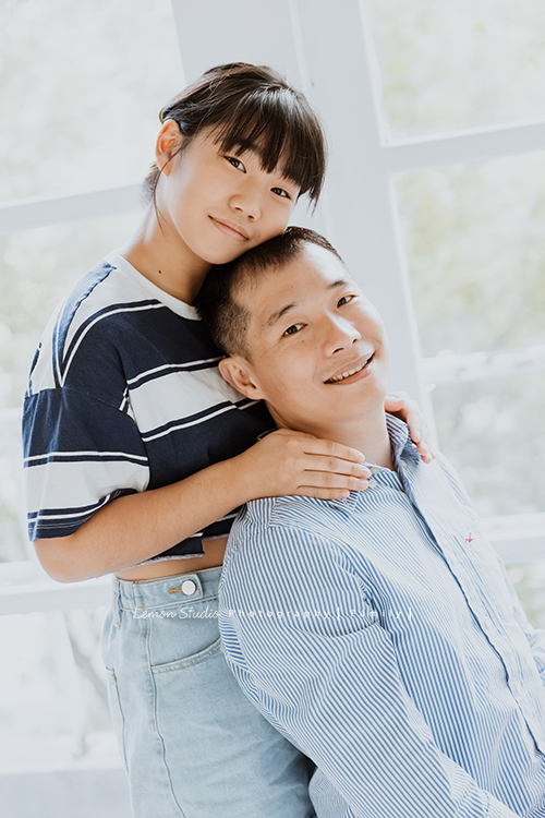 學柔道的筠軒一家來拍家庭攝影,這張是爸拔與筠軒的互動合照!爸拔和筠軒感情好!