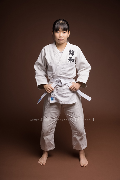 學柔道的筠軒一家來拍家庭攝影,這張是筠軒穿上柔道服的個人照!筠軒一換上柔道服馬上變了一個人,氣勢及氣場馬上不同!