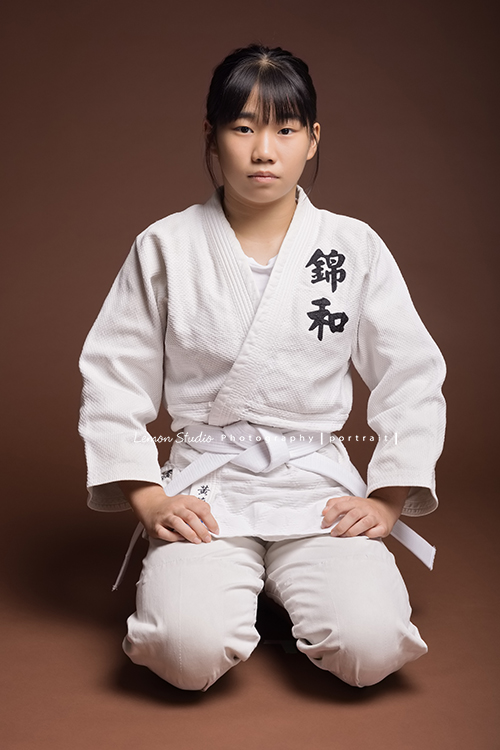 學柔道的筠軒一家來拍家庭攝影,這張是筠軒穿上柔道服坐在地上的個人照!筠軒一換上柔道服馬上變了一個人,氣勢及氣場馬上不同!