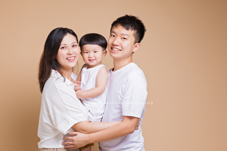 Irene媽麻及先生帶著兩歲的耿杰來拍家庭攝影，剪著西瓜皮的耿杰超可愛的，是個活潑開朗又溫暖的孩子啊！這張是一家三口的全家福！