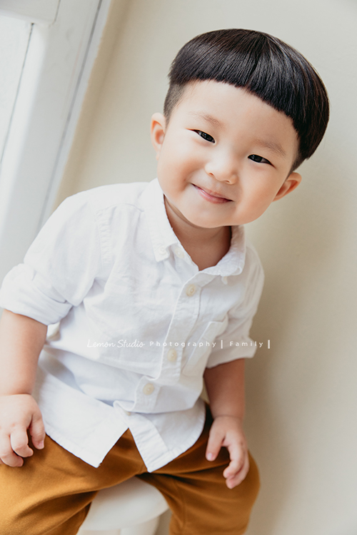 Irene媽麻及先生帶著兩歲的耿杰來拍家庭攝影，剪著西瓜皮的耿杰超可愛的，是個活潑開朗又溫暖的孩子啊！這張是耿杰有點靦腆的微笑獨照！