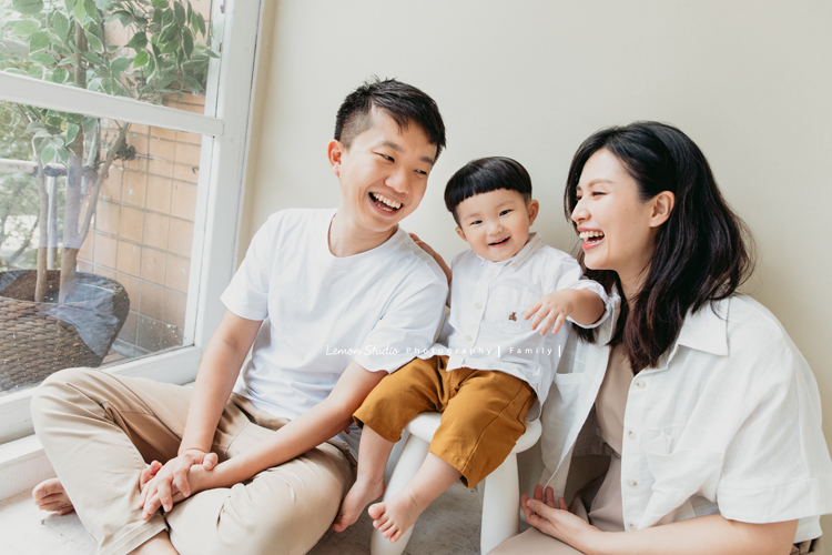 Irene媽麻及先生帶著兩歲的耿杰來拍家庭攝影，剪著西瓜皮的耿杰超可愛的，是個活潑開朗又溫暖的孩子啊！這張是一家三口好美的互動！