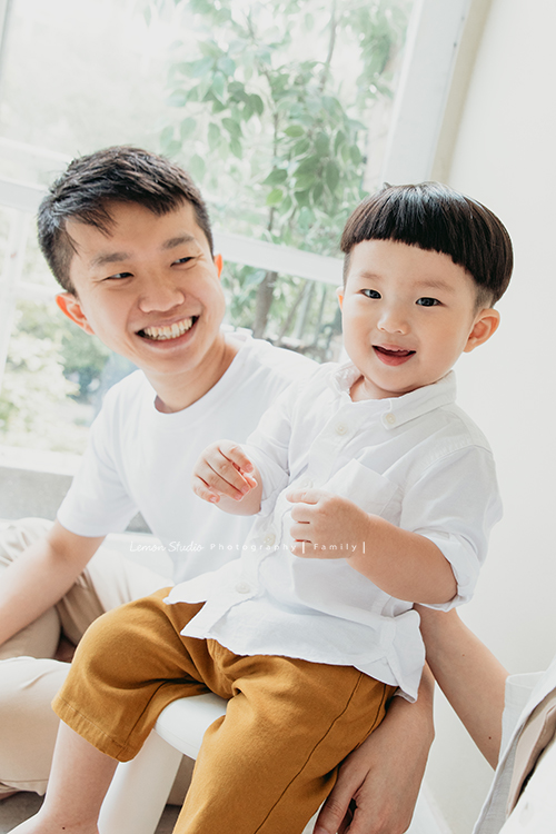 Irene媽麻及先生帶著兩歲的耿杰來拍家庭攝影，剪著西瓜皮的耿杰超可愛的，是個活潑開朗又溫暖的孩子啊！這張是耿杰和爸拔可愛的合照！