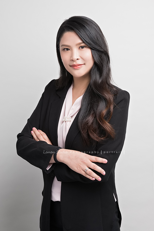 新加坡商安富利股份有限公司台灣分公司的員工們的企業形象照,公司決定讓公司的每一位同仁都拍形象照,提升公司形象!這位女士拍起來很有自信及沈穩!