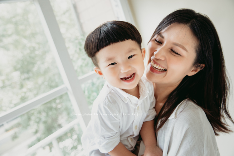Irene媽麻及先生帶著兩歲的耿杰來拍家庭攝影，剪著西瓜皮的耿杰超可愛的，是個活潑開朗又溫暖的孩子啊！這張是耿杰和媽麻可愛的合照！耿杰的表情好可愛！