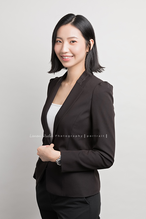 新加坡商安富利股份有限公司台灣分公司的員工們的企業形象照,公司決定讓公司的每一位同仁都拍形象照,提升公司形象!這是很漂亮的一位年輕女士!在鏡頭前也很自在的呈現自己!