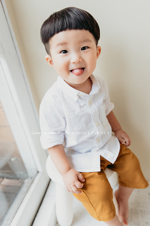 Irene媽麻及先生帶著兩歲的耿杰來拍家庭攝影及寶寶寫真，剪著西瓜皮的耿杰超可愛的，是個活潑開朗又溫暖的孩子啊！這張是耿杰吐舌頭可愛的獨照！