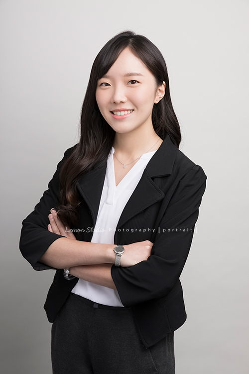 新加坡商安富利股份有限公司台灣分公司的員工們的企業形象照,公司決定讓公司的每一位同仁都拍形象照,提升公司形象!像這樣黑色與白色的搭配,也是很有氣質及專業的搭配!