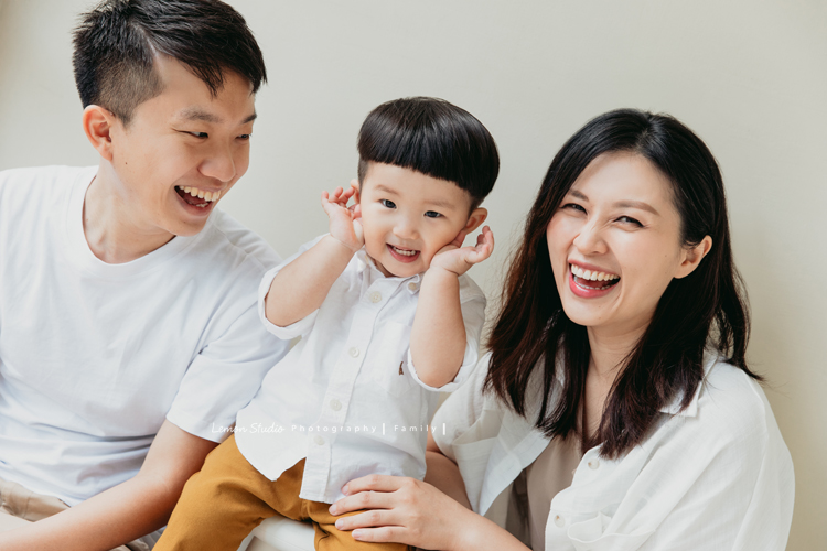 Irene媽麻及先生帶著兩歲的耿杰來拍家庭攝影，剪著西瓜皮的耿杰超可愛的，是個活潑開朗又溫暖的孩子啊！這張是一家三口的互動的合照！