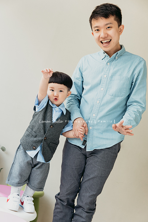Irene媽麻及先生帶著兩歲的耿杰來拍家庭攝影，剪著西瓜皮的耿杰超可愛的，是個活潑開朗又溫暖的孩子啊！這張是耿杰和爸拔的合照！