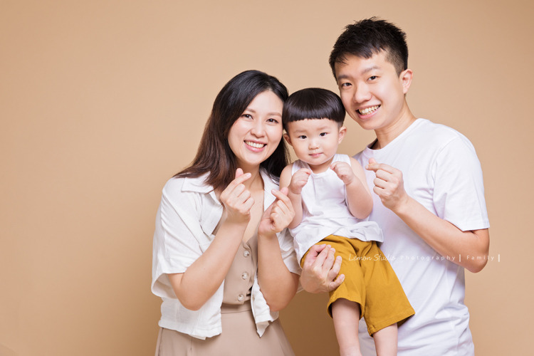 Irene媽麻及先生帶著兩歲的耿杰來拍家庭攝影，剪著西瓜皮的耿杰超可愛的，是個活潑開朗又溫暖的孩子啊！這張是一家人三口比愛心超可愛的全家福！