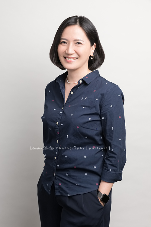 新加坡商安富利股份有限公司台灣分公司的員工們的企業形象照，公司決定讓公司的每一位同仁都拍形象照，提升公司形象！像這樣深藍色系的上衣，配上白色項鍊及耳環，拍出很有氣質的形象照！