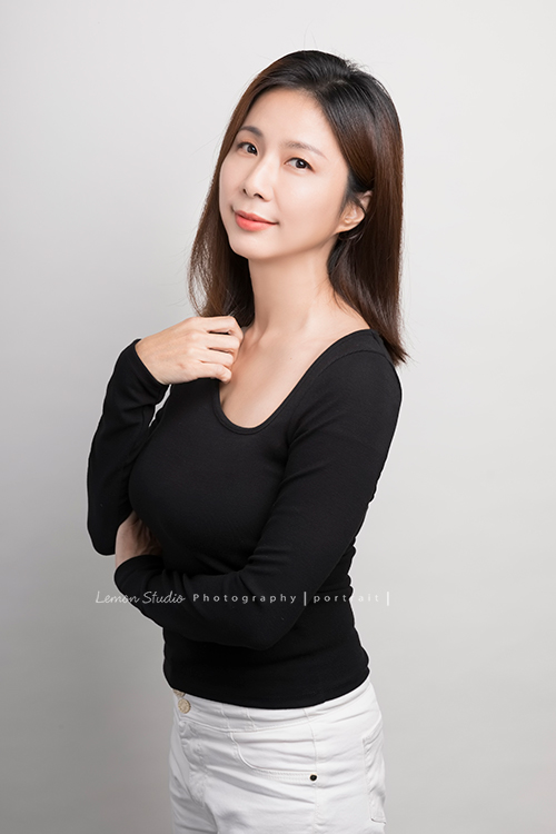 科技公司的業務Sindy拍攝企業形象照,Sindy自帶氣場,拍起來很美!這張的Sindy穿黑上衣白褲子,服裝簡單,但卻剛剛好地呈現出 Sindy美麗的氣質!在鏡頭前很自在地做自己!自信及沈穩的微笑拍出很棒屬於Sindy自己的形象照!