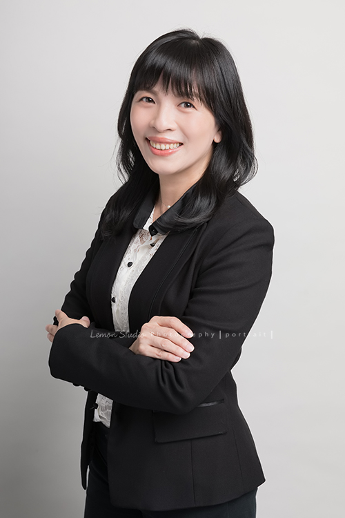 新加坡商安富利股份有限公司台灣分公司的員工們的企業形象照，公司決定讓公司的每一位同仁都拍形象照，提升公司形象！很喜歡這位女士的笑容及自然呈現自己的感覺！