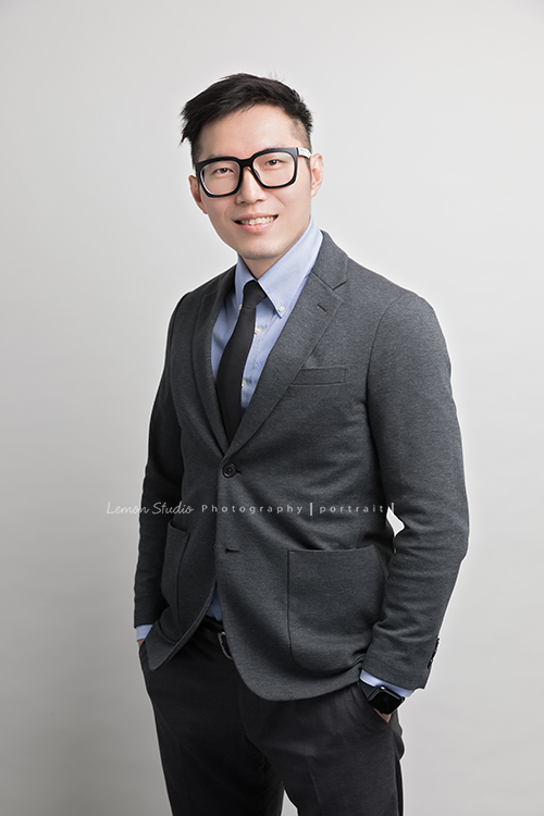 新加坡商安富利股份有限公司台灣分公司的員工們的企業形象照,公司決定讓公司的每一位同仁都拍形象照,提升公司形象!這位同仁據說是公司健身社的社長!公司的社團很多很有趣!