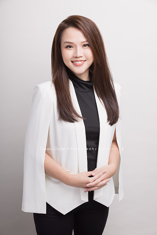 新加坡商安富利股份有限公司台灣分公司的員工們的企業形象照，公司決定讓公司的每一位同仁都拍形象照，提升公司形象！這是公司的公關，很美非常有公關的自信及氣度！